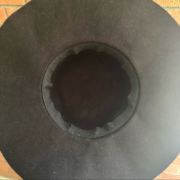 Black felt hat full brim with simple tie and round top, slightly floppy brim - Picture 4 of 7